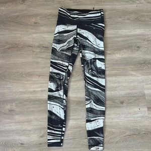 Lululemon black and white tights